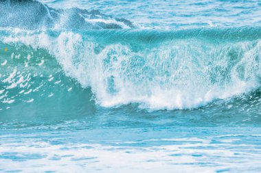 Dalgalar yakın çekim yapıyor. Kristal berrak deniz suyu, San Francisco Körfezi 'nde okyanus, mavi su renkleri..