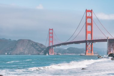 San Francisco 'daki Golden Gate Köprüsü' nün güzel manzarası, pastel renkler. Konsept seyahat, dünya eğlenceleri