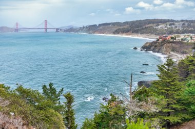 Golden Gate Köprüsü 'nün uzak görüntüsü Lands End Trail, San Francisco, Kaliforniya ABD yakınlarında çekildi.