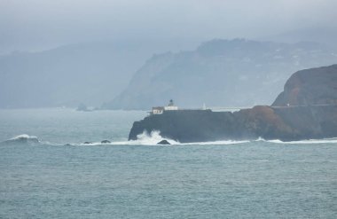 Rocky deniz kayalıkları, Pasifik Körfezi 'nin güzel dramatik deniz manzarası, Kaliforniya.
