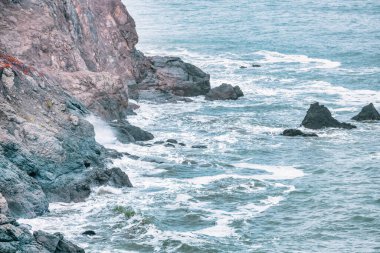 Rocky deniz kayalıkları, Pasifik Körfezi 'nin güzel dramatik deniz manzarası, Kaliforniya.