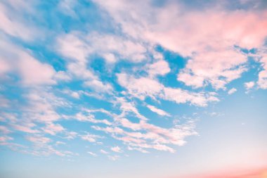 Güneşle boyanmış güzel bir gökyüzü ardında parlak altın tonları bırakır. Pembe, mavi ve çok renkli. Alacakaranlık akşamı ve sabah gökyüzünde bulutlar. Akşamları bulutlu bir arka plan, gündüzleri bulutlu..