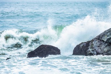 Dalgalar yakın çekim yapıyor. Kristal berrak deniz suyu, San Francisco Körfezi 'nde okyanus, mavi su renkleri..