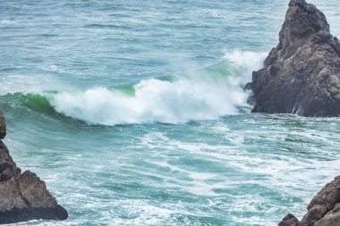 Dalgalar yakın çekim yapıyor. Kristal berrak deniz suyu, San Francisco Körfezi 'nde okyanus, mavi su renkleri..
