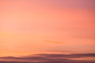 Güneşle boyanmış güzel bir gökyüzü ardında parlak altın tonları bırakır. Pembe, mavi ve çok renkli. Alacakaranlık akşamı ve sabah gökyüzünde bulutlar. Akşamları bulutlu bir arka plan, gündüzleri bulutlu..