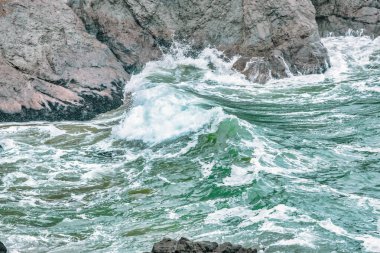 Dalgalar yakın çekim yapıyor. Kristal berrak deniz suyu, San Francisco Körfezi 'nde okyanus, mavi su renkleri..