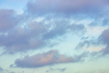 Güneşle boyanmış güzel bir gökyüzü ardında parlak altın tonları bırakır. Pembe, mavi ve çok renkli. Alacakaranlık akşamı ve sabah gökyüzünde bulutlar. Akşamları bulutlu bir arka plan, gündüzleri bulutlu..