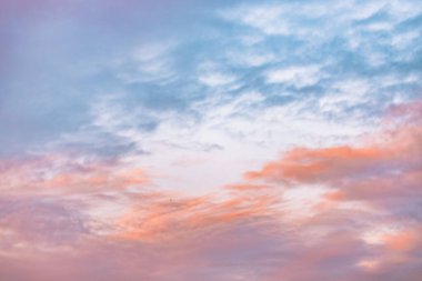 Güneşle boyanmış güzel bir gökyüzü ardında parlak altın tonları bırakır. Pembe, mavi ve çok renkli. Alacakaranlık akşamı ve sabah gökyüzünde bulutlar. Akşamları bulutlu bir arka plan, gündüzleri bulutlu..