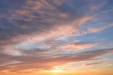 Güneşle boyanmış güzel bir gökyüzü ardında parlak altın tonları bırakır. Pembe, mavi ve çok renkli. Alacakaranlık akşamı ve sabah gökyüzünde bulutlar. Akşamları bulutlu bir arka plan, gündüzleri bulutlu..