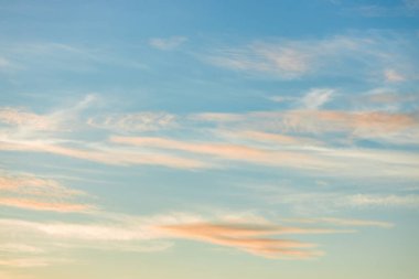 Güneşle boyanmış güzel bir gökyüzü ardında parlak altın tonları bırakır. Pembe, mavi ve çok renkli. Alacakaranlık akşamı ve sabah gökyüzünde bulutlar. Akşamları bulutlu bir arka plan, gündüzleri bulutlu..