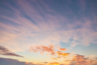 Güneşle boyanmış güzel bir gökyüzü ardında parlak altın tonları bırakır. Pembe, mavi ve çok renkli. Alacakaranlık akşamı ve sabah gökyüzünde bulutlar. Akşamları bulutlu bir arka plan, gündüzleri bulutlu..