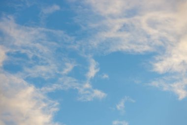 Güneşle boyanmış güzel bir gökyüzü ardında parlak altın tonları bırakır. Pembe, mavi ve çok renkli. Alacakaranlık akşamı ve sabah gökyüzünde bulutlar. Akşamları bulutlu bir arka plan, gündüzleri bulutlu..