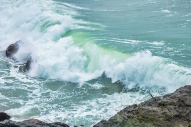 Dalgalar yakın çekim yapıyor. Kristal berrak deniz suyu, San Francisco Körfezi 'nde okyanus, mavi su renkleri..