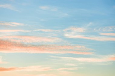 Güneşle boyanmış güzel bir gökyüzü ardında parlak altın tonları bırakır. Pembe, mavi ve çok renkli. Alacakaranlık akşamı ve sabah gökyüzünde bulutlar. Akşamları bulutlu bir arka plan, gündüzleri bulutlu..