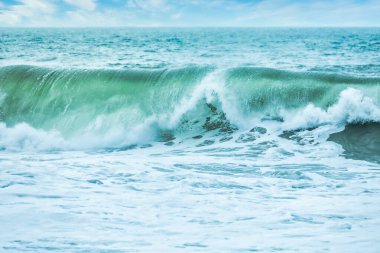 Dalgalar yakın çekim yapıyor. Kristal berrak deniz suyu, San Francisco Körfezi 'nde okyanus, mavi su renkleri..