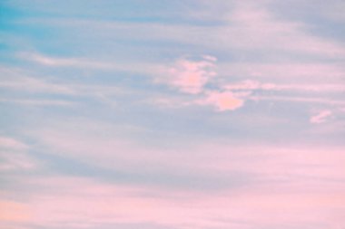 Güneşle boyanmış güzel bir gökyüzü ardında parlak altın tonları bırakır. Pembe, mavi ve çok renkli. Alacakaranlık akşamı ve sabah gökyüzünde bulutlar. Akşamları bulutlu bir arka plan, gündüzleri bulutlu..