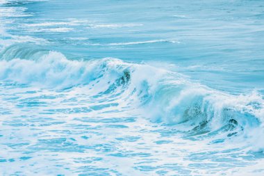 Dalgalar yakın çekim yapıyor. Kristal berrak deniz suyu, San Francisco Körfezi 'nde okyanus, mavi su renkleri..