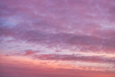 Güneşle boyanmış güzel bir gökyüzü ardında parlak altın tonları bırakır. Pembe, mavi ve çok renkli. Alacakaranlık akşamı ve sabah gökyüzünde bulutlar. Akşamları bulutlu bir arka plan, gündüzleri bulutlu..