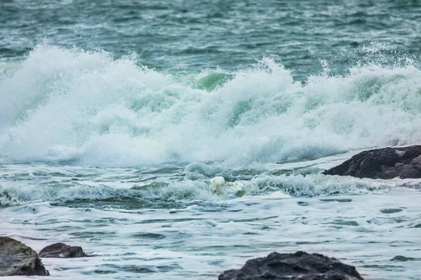 Dalgalar yakın çekim yapıyor. Kristal berrak deniz suyu, San Francisco Körfezi 'nde okyanus, mavi su renkleri..