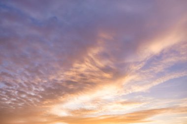Güneşle boyanmış güzel bir gökyüzü ardında parlak altın tonları bırakır. Pembe, mavi ve çok renkli. Alacakaranlık akşamı ve sabah gökyüzünde bulutlar. Akşamları bulutlu bir arka plan, gündüzleri bulutlu..