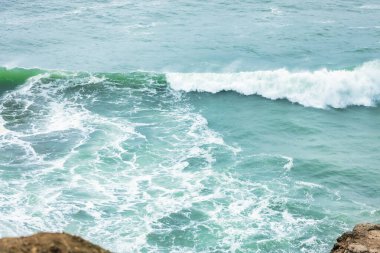 Dalgalar yakın çekim yapıyor. Kristal berrak deniz suyu, San Francisco Körfezi 'nde okyanus, mavi su renkleri..