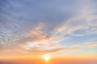 Güneşle boyanmış güzel bir gökyüzü ardında parlak altın tonları bırakır. Pembe, mavi ve çok renkli. Alacakaranlık akşamı ve sabah gökyüzünde bulutlar. Akşamları bulutlu bir arka plan, gündüzleri bulutlu..