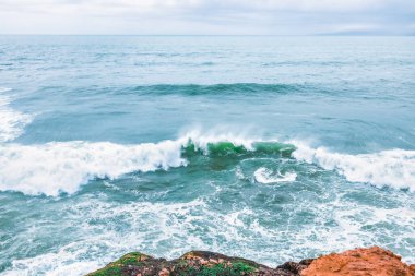 Dalgalar yakın çekim yapıyor. Kristal berrak deniz suyu, San Francisco Körfezi 'nde okyanus, mavi su renkleri..