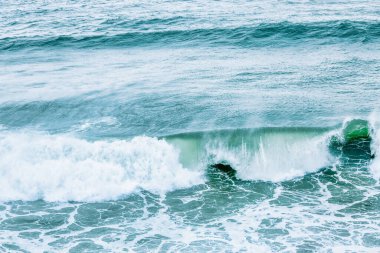Dalgalar yakın çekim yapıyor. Kristal berrak deniz suyu, San Francisco Körfezi 'nde okyanus, mavi su renkleri..