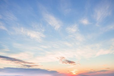 Güneşle boyanmış güzel bir gökyüzü ardında parlak altın tonları bırakır. Pembe, mavi ve çok renkli. Alacakaranlık akşamı ve sabah gökyüzünde bulutlar. Akşamları bulutlu bir arka plan, gündüzleri bulutlu..