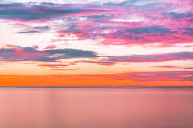 Güneşle boyanmış güzel bir gökyüzü ardında parlak altın tonları bırakır. Pembe, mavi ve çok renkli. Alacakaranlık akşamı ve sabah gökyüzünde bulutlar. Akşamları bulutlu bir arka plan, gündüzleri bulutlu..