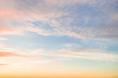 Güneşle boyanmış güzel bir gökyüzü ardında parlak altın tonları bırakır. Pembe, mavi ve çok renkli. Alacakaranlık akşamı ve sabah gökyüzünde bulutlar. Akşamları bulutlu bir arka plan, gündüzleri bulutlu..