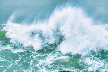 Dalgalar yakın çekim yapıyor. Kristal berrak deniz suyu, San Francisco Körfezi 'nde okyanus, mavi su renkleri..