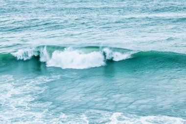 Dalgalar yakın çekim yapıyor. Kristal berrak deniz suyu, San Francisco Körfezi 'nde okyanus, mavi su renkleri..