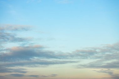 Güneşle boyanmış güzel bir gökyüzü ardında parlak altın tonları bırakır. Pembe, mavi ve çok renkli. Alacakaranlık akşamı ve sabah gökyüzünde bulutlar. Akşamları bulutlu bir arka plan, gündüzleri bulutlu..