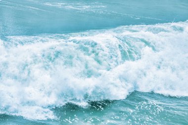 Dalgalar yakın çekim yapıyor. Kristal berrak deniz suyu, San Francisco Körfezi 'nde okyanus, mavi su renkleri..