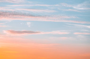 Güneşle boyanmış güzel bir gökyüzü ardında parlak altın tonları bırakır. Pembe, mavi ve çok renkli. Alacakaranlık akşamı ve sabah gökyüzünde bulutlar. Akşamları bulutlu bir arka plan, gündüzleri bulutlu..