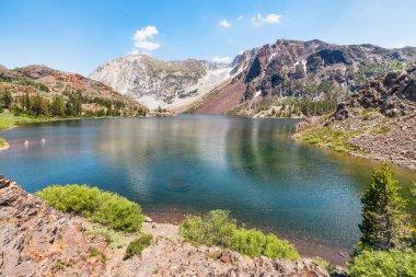 Yosemite Ulusal Parkı 'ndaki Charming Ellery Gölü, Kaliforniya ABD.