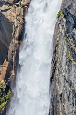 Yosemite Ulusal Parkı 'ndaki Nevada Şelalesi. Yaklaş. Kaliforniya 'da yaz tatili, Amerika Birleşik Devletleri