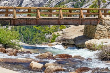 Yosemite Ulusal Parkı 'ndaki Mist Trail' den Nevada Şelalesi 'nin Merced Nehri üzerindeki hava manzarası. Kaliforniya, ABD 'de yaz tatili.
