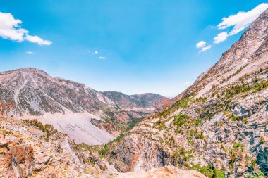 Tioga geçidi, Sierra Nevada, California dağlarında. Yosemite 'deki 120 numaralı eyalet güzergahı. Seyahat ve Turizm