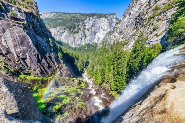 Vernal Falls, Yosemite Ulusal Parkı, Misty Trail kaygan, şelalenin içinden esen bir mil uzunluğunda bir patika.