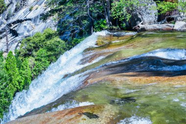 Vernal Falls, Yosemite Ulusal Parkı, Misty Trail kaygan, şelalenin içinden esen bir mil uzunluğunda bir patika.