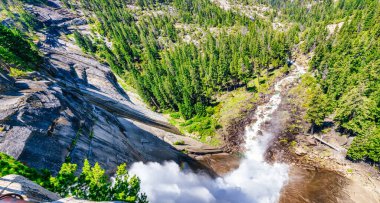 Yosemite Ulusal Parkı 'ndaki Mist Trail' den Nevada Şelalesi 'nin Merced Nehri üzerindeki hava manzarası. Kaliforniya, ABD 'de yaz tatili.