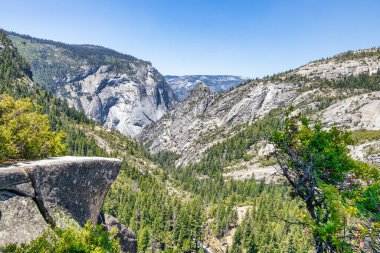 Yosemite Ulusal Parkı 'ndaki Mist Trail' den Merced Nehri Dağları manzarası. Kaliforniya 'da Yaz Tatili Seyahati, ABD.