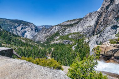 Yosemite Ulusal Parkı 'ndaki Mist Trail' den Nevada Şelalesi 'nin Merced Nehri üzerindeki hava manzarası. Kaliforniya, ABD 'de yaz tatili.