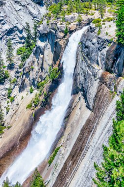 Yosemite Ulusal Parkı 'ndaki Puslu Yol' dan Nevada Şelalesi manzarası. Kaliforniya, ABD 'de Yaz Tatili.