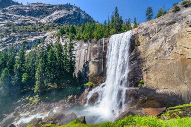 Vernal Falls, Yosemite Ulusal Parkı, Misty Trail kaygan, şelalenin içinden esen bir mil uzunluğunda bir patika.