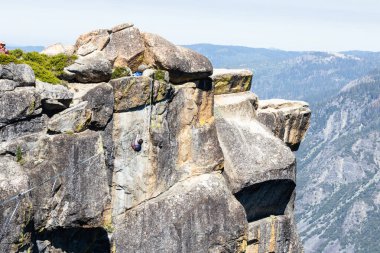 Yosemite Ulusal Parkı 'ndaki dağ manzarası. Kaliforniya, ABD 'de yaz tatili.