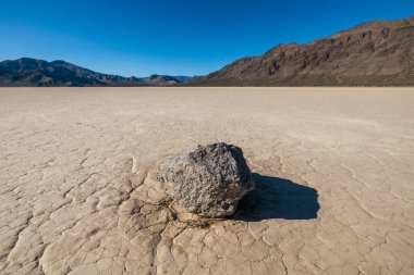 Racetrack Playa 'da taşınan kaya, Ölüm Vadisi Ulusal Park Vahşi Doğası, Kaliforniya,
