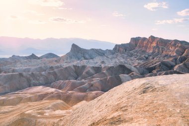 Zabriskie Point 'in imzalı kaya oluşumları, Ölüm Vadisi Ulusal Parkı, Kaliforniya.